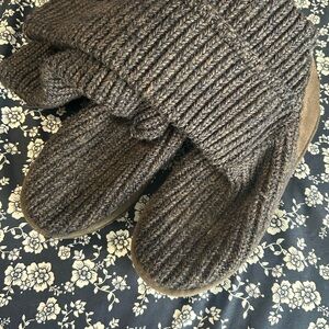 UGGS women grey cable knit sweater boots